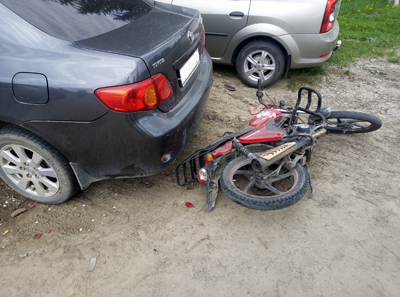 16-летний мопедист в Пласте протаранил две машины
