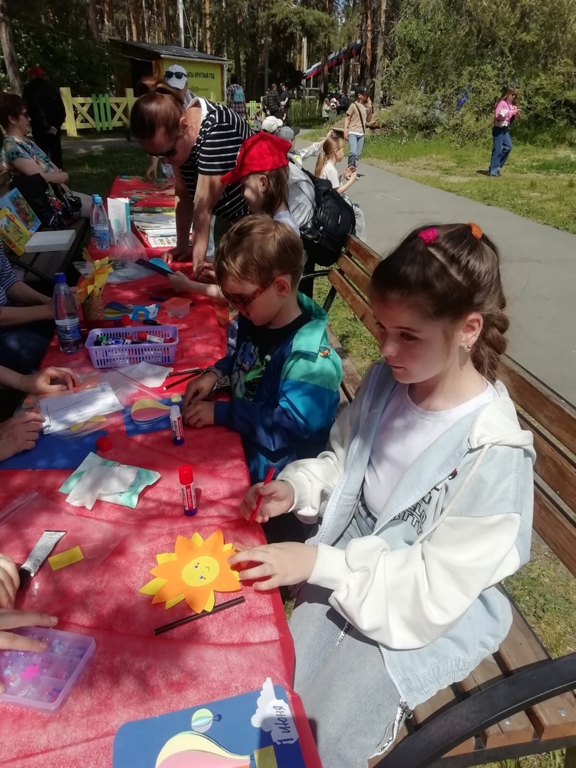 В Южноуральске 1 июня дети в парке читали стихи